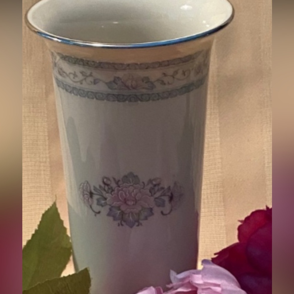 Vintage 1985 Lenox Blue & Cream Vase NWB